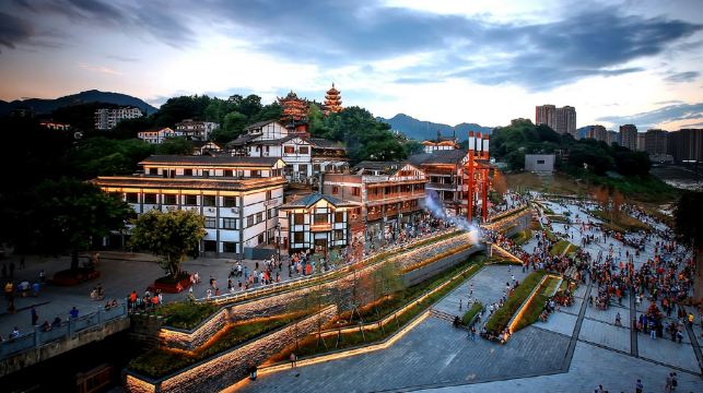 重慶日遊：李子壩輕軌站、洪崖洞民俗風貌區、磁器口古鎮（包含華麗宴席）