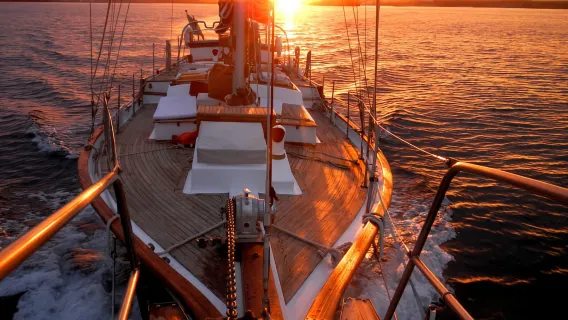 Lisbon: Ánh sáng ban ngày hoặc hoàng hôn trên một chiếc thuyền buồm cổ điển