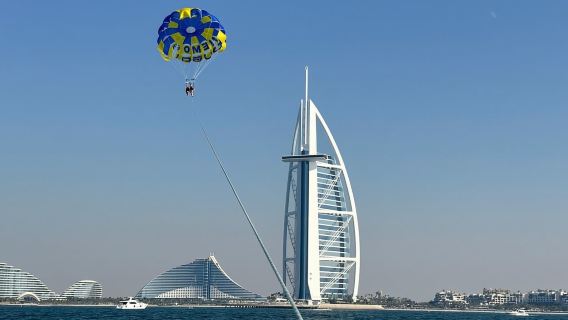 Dubaï : Parachute ascensionnel, glaces, photos et vidéos au Burj Al Arab