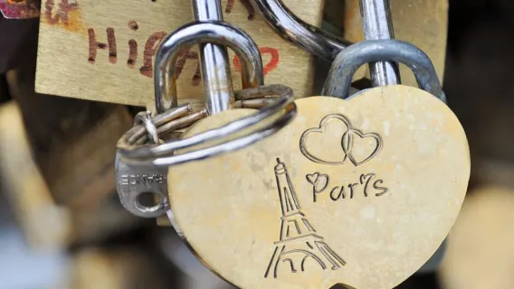 Paris Icons Express Tour - Notre-Dame to Louvre. Small group