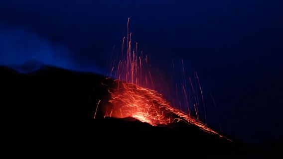 Trekking ke kawah Stromboli pada waktu matahari terbenam