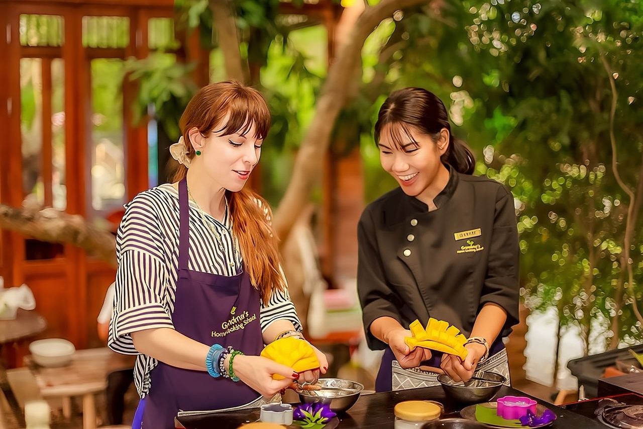 ทำอาหารไทยยามพระอาทิตย์ตกดินกับคุณยาย - ฟาร์มและงานเลี้ยงยามเย็น