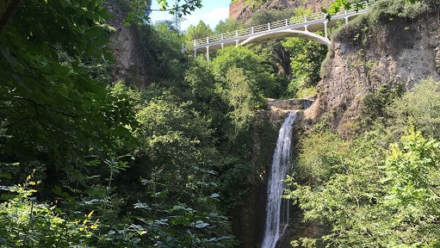 Benteng Ibu + Jembatan Perdamaian + Katedral Tritunggal Kudus + Pemandian Belerang + Kebun Raya Nasional dengan sewa kendaraan pribadi