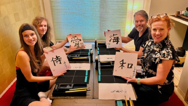 Osaka: Privé theeceremonie en kalligrafie-ervaring