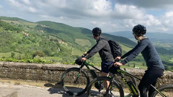 E-bike 2.5 hours Florentine hills tour with olive oil and fresh bread