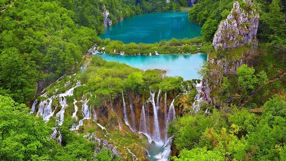 Trasferimento guidato da Zagabria a Spalato con sosta ai Laghi di Plitvice