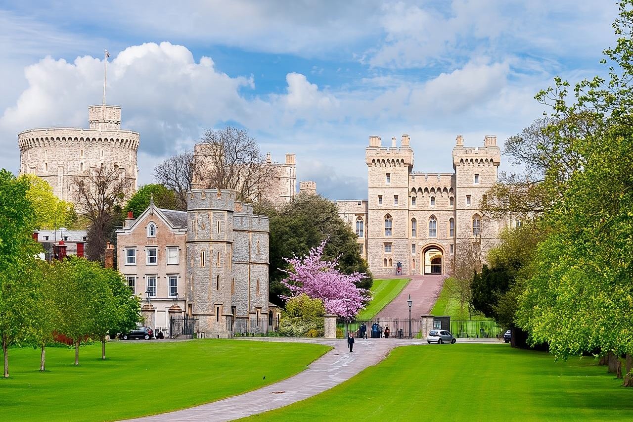 Extended visit: Windsor Castle & Stonehenge with Free Snack Pack