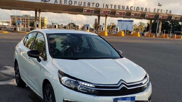 Dịch vụ đưa đón riêng từ sân bay Ezeiza đến khách sạn trung tâm và cảng.