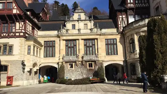 Private Day Trip to Peles Castle, Dracula's Castle and Brasov