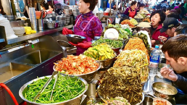 Tour gastronómico guiado por el centro de Seúl con más de 8 degustaciones locales