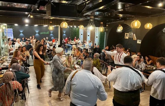 斯科普里傳統巴爾幹之夜，現場音樂和舞蹈