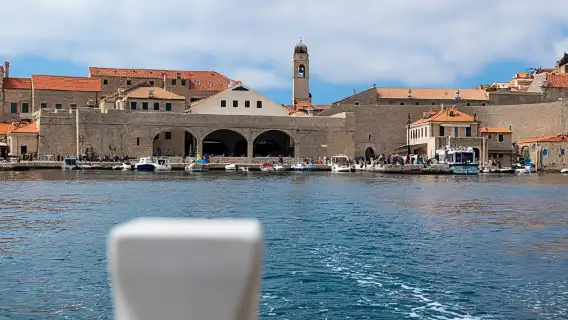 ดูบรอฟนิก: เรือรับส่งที่ชายหาด Sveti Jakov