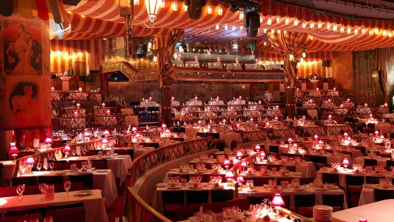 París: Espectáculo en el Moulin Rouge con champán y servicio de traslado