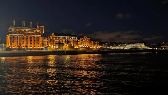 리스본: 음료와 함께 즐기는 경치 좋은 낮과 일몰 보트 투어