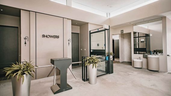 Singapore: Hub & Spoke Changi Airport in Public Area