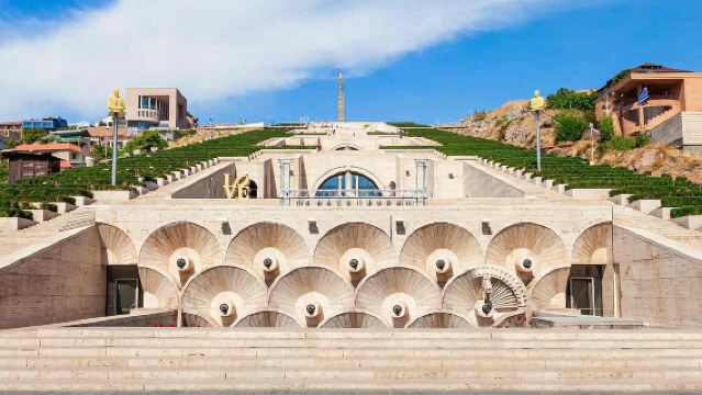Excursión de un día en servicio de coche privado con conductor al Complejo Cascade, Templo de Garni y Monasterio de Geghard en Ereván, Armenia