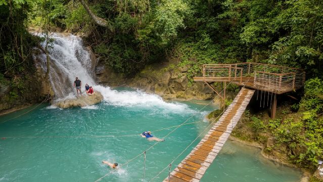 Cascadas: Hängebrücke + Bereich für Klippenspringen