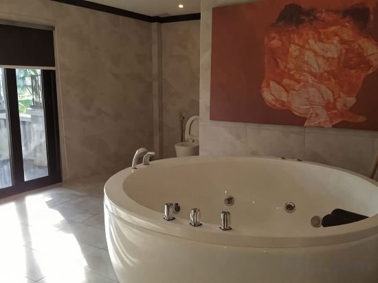 Lot 33 Boutique Hotel - Tap to explore photos