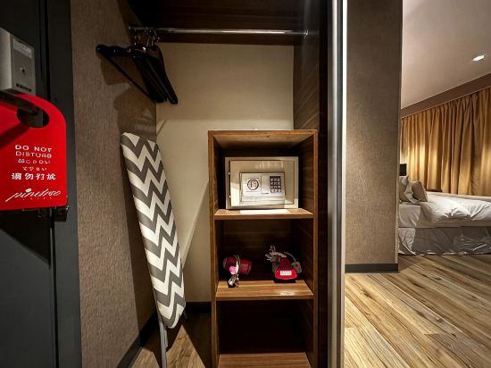 Pinetree Hotel Room Type - Superior King Room with No Window