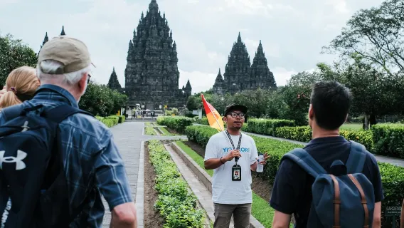 Yogyakarta: Tempio di Borobudur (salita) + Tour condiviso di 1 giorno al Tempio di Prambanan