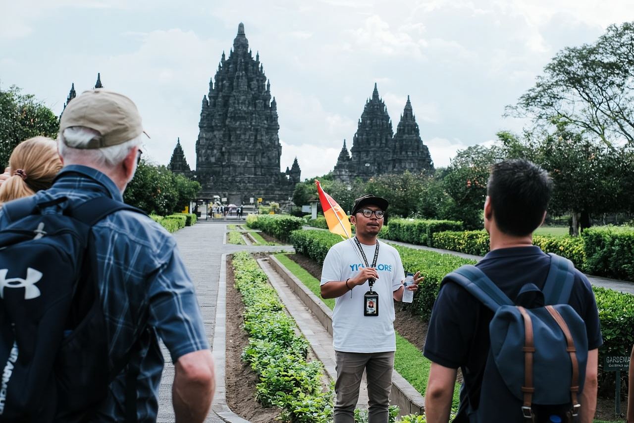 Yogyakarta : Borobudur Temple (Climb up )+ Prambanan Temple1-day Sharing Tour