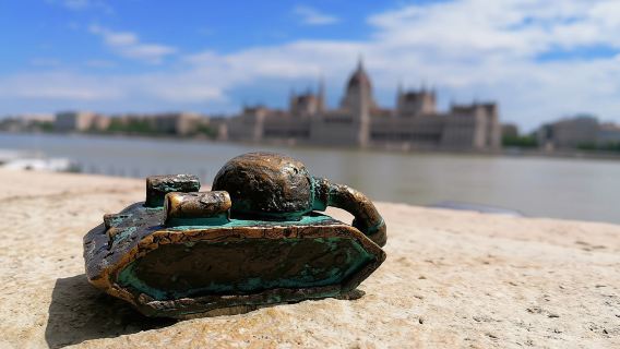 Self-guided discovery walk on Budapest's scenic Danube banks