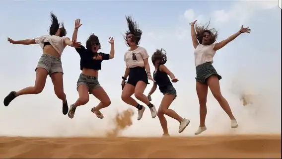 杜拜；豪華紅沙沙漠探險、騎駱駝、滑沙與 BBQ 自助晚餐