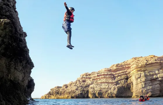 拉各斯附近的攀岩海岸與懸崖跳水