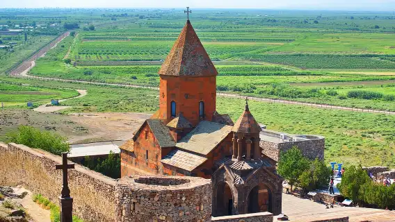 ホルウィラップ、アザット湖、ガニ寺院、ゲガール、ラワシュを体験するワンデーツアー。
