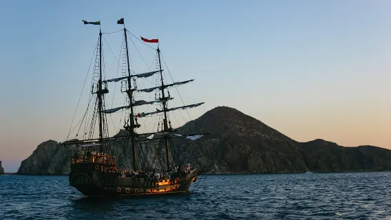 Cabo San Lucas: crociera al tramonto sulla nave pirata con cena-spettacolo