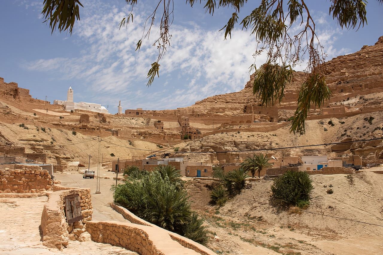 จากเจรบาและซาร์ซิส : ทาทาอูอิน, เชนีนี และคซาร์ ฮาดาดา