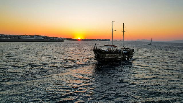 Rhodos: Sonnenuntergangs-Kreuzfahrt mit griechischem BBQ und unbegrenzten Getränken