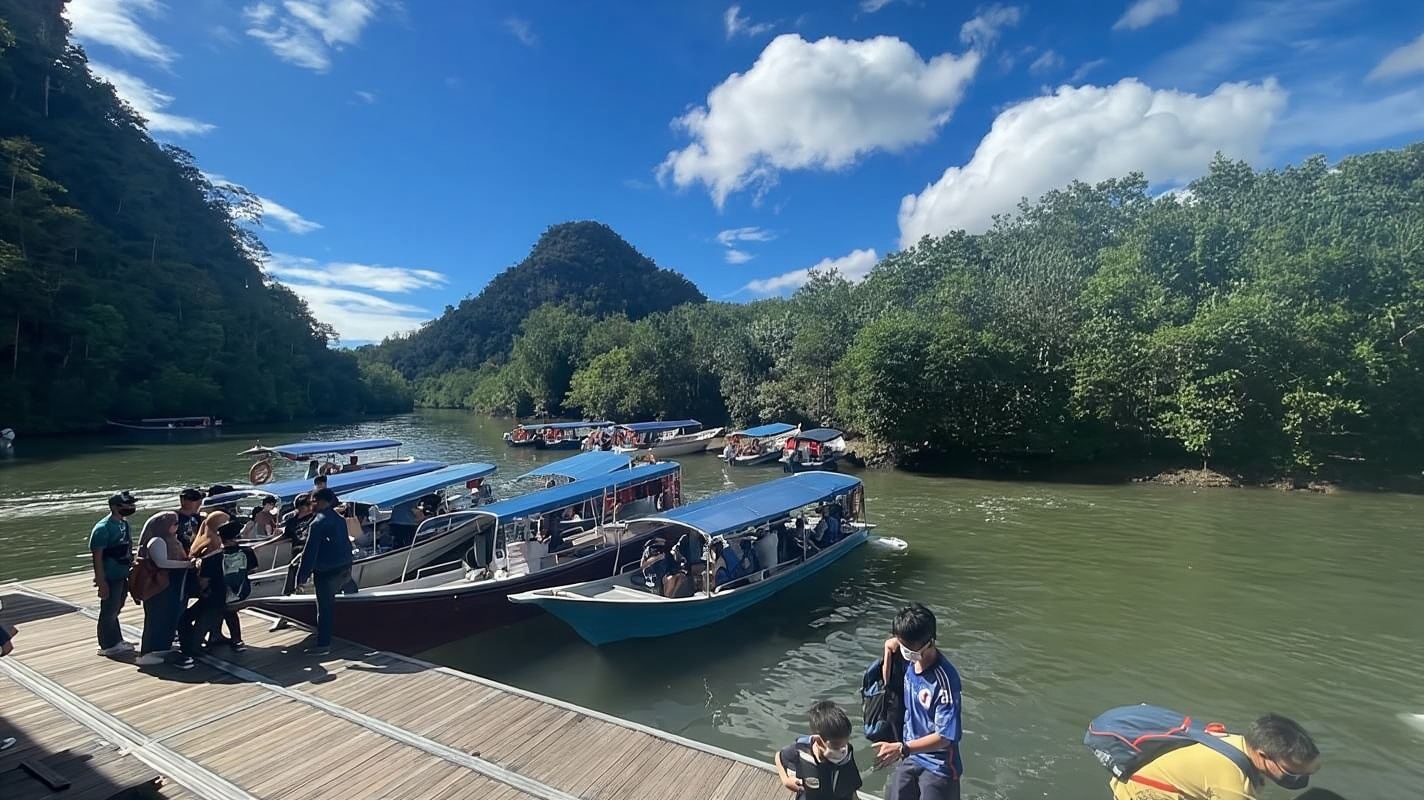 ทัวร์ป่าชายเลนโดยเรือร่วม (นั่งเรือไปด้วยกัน) พร้อมอาหารกลางวันและพักผ่อนริมชายหาด (ระยะเวลาประมาณ 4 ชั่วโมง)