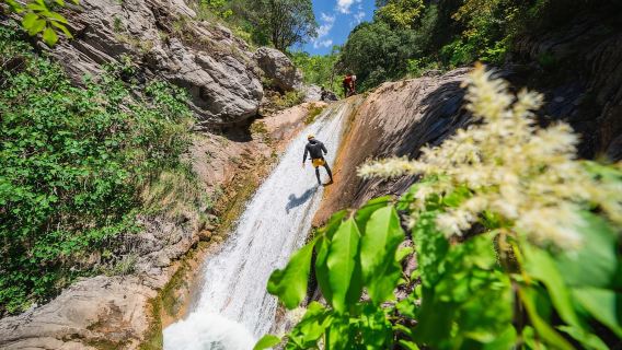 Canyoning à Budva : aventure dans le canyon de Drenostica
