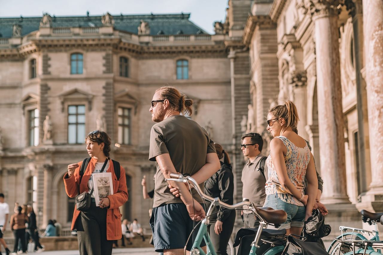 Paris: Night Small-Group Bike Tour & Boat Cruise