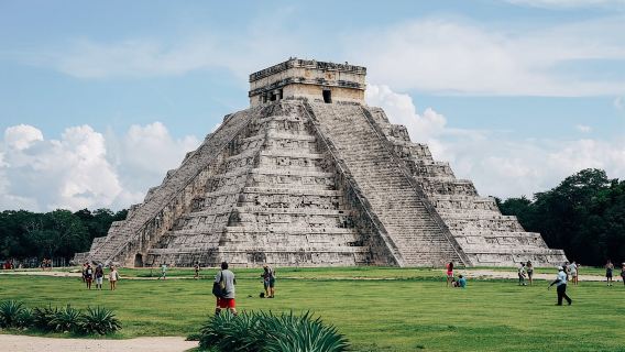 Chichen Itza + El Castillo + Cenote Ik kil + Valladolid in Mexico