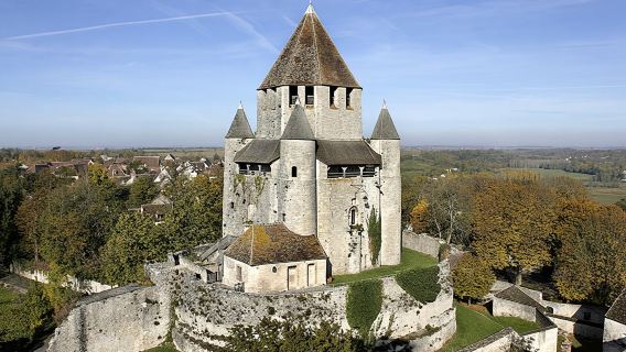 法國巴黎來回普羅萬庫洛米耶一日遊中文包車私家團中世紀建築遺跡