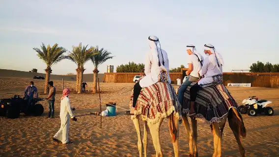杜拜沙漠一日遊【市區飯店接駁+騎駱駝體驗+營地晚餐+表演】