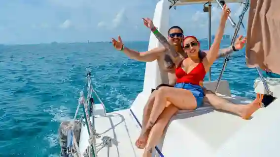 Isla Mujeres: Catamaran Tour with Snorkeling & Beach Club from Cancún