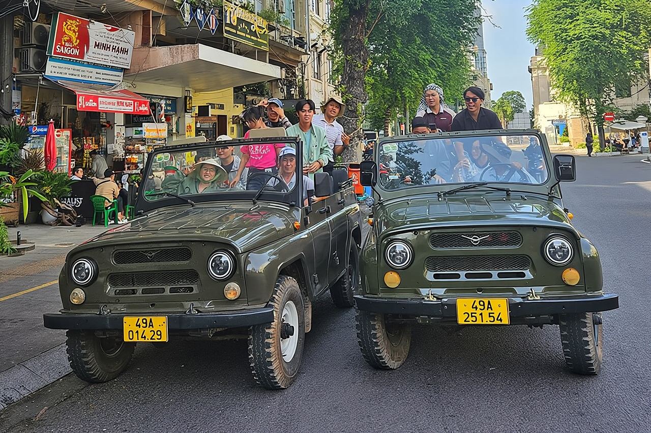 Circuit en jeep à Saigon : incontournables et trésors cachés en jeep de l'armée vietnamienne