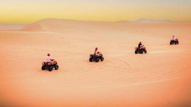 Safari nocturno por el desierto de Abu Dabi: barbacoa, paseo en camello y entretenimiento