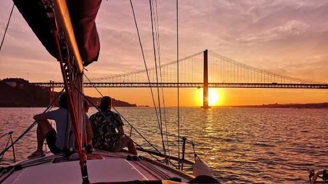 Paseo en velero al atardecer en Lisboa en grupo pequeño - Crucero de 2h con barra libre