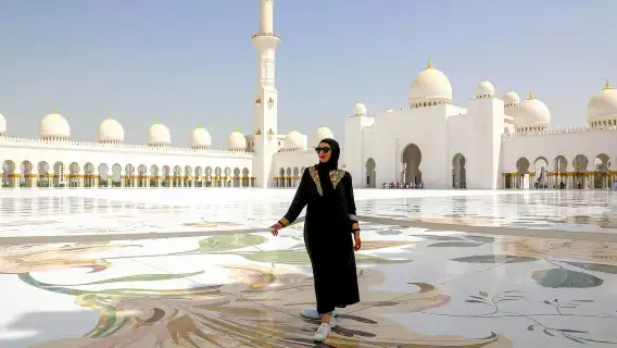 從杜拜出發：謝赫大扎耶德清真寺和法拉利世界之旅