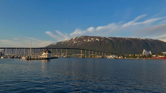 Tromsø: 2-Hour Island Tour Cruise with Snacks and Drinks