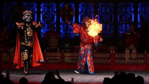 Shufeng Yayun Sichuan Opera House di Chengdu • Pertunjukan Opera Sichuan dengan Perubahan Topeng (Nikmati Keindahan Perubahan Topeng + Temui Keajaiban Api yang Dimuntahkan + Santai dengan Secawan Teh)