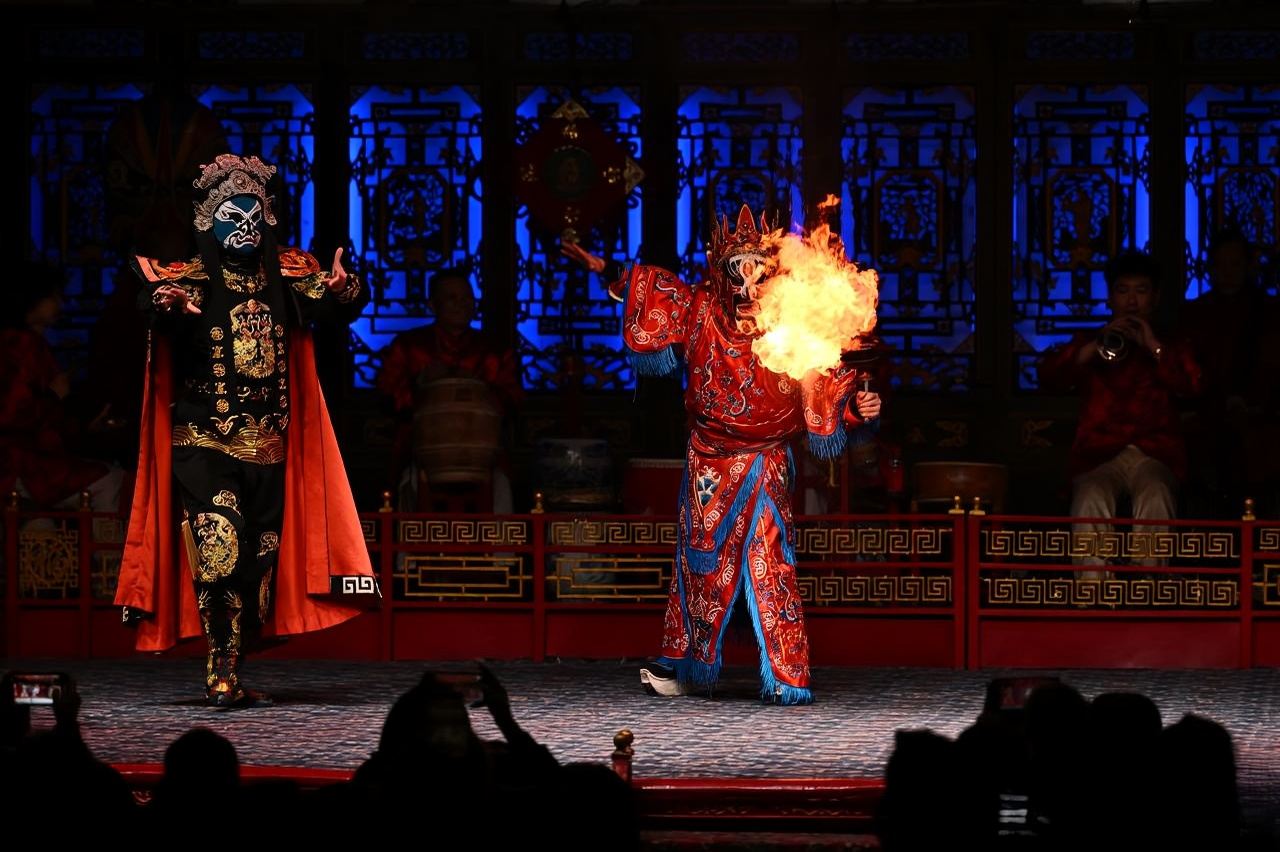 Chengdu Shufeng Yayun Liyuan • Spettacolo di Cambiamento Volto dell'Opera Sichuanese (Scopri il fascino del Cambiamento Volto + Esplora la magia del Soffio di Fuoco + Goditi una tazza di tè Gaiwan con calma)