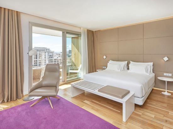 NH Collection Madrid Eurobuilding Room Type - Premium with view and terrace NH Collection Madrid Eurobuilding Room Type - Premium with view and terrace