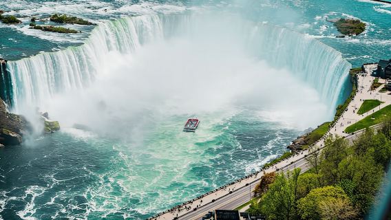 Niagara Falls day tour with boat cruise from Toronto