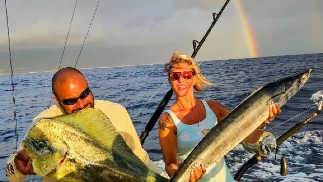 Experiencia de pesca en alta mar en Kona, Hawái, en el Bite Me 4