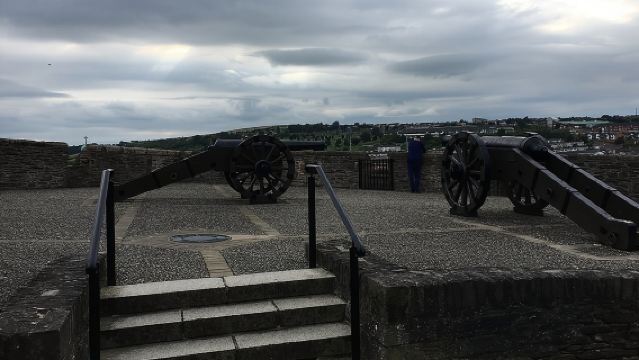 Derrie Danders: Highlights of the Walled City a Self-Guided Audio Tour